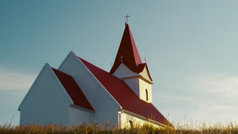 handaufnahme eines mädchens vor der kirche in island bei sonnenuntergang