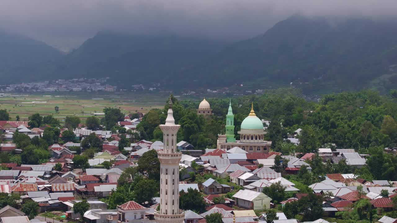 Tertemiz mavi gökyüzünün altındaki kırsal köy, Sembalun, Lombok, Endonezya
