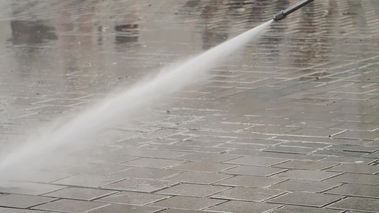 Pulizia di pavimentazione con idropulitrice