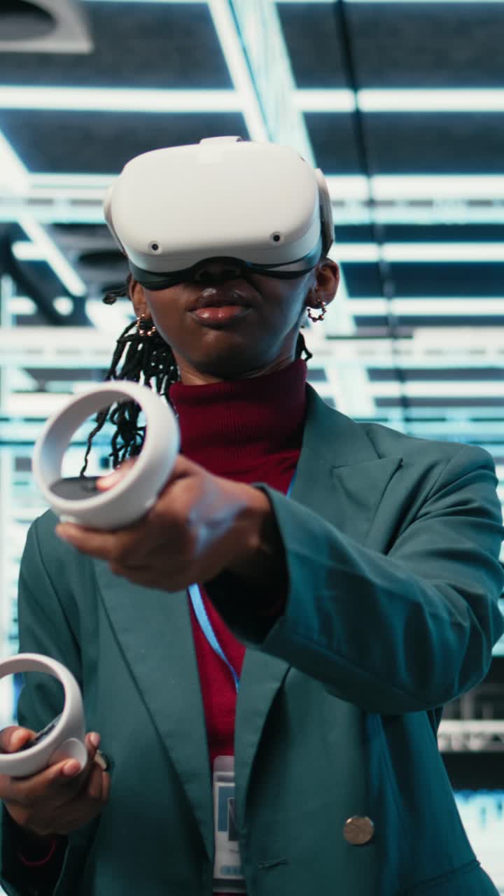 Video verticale: programmatore sorridente in un data center che utilizza la tecnologia del visore VR.