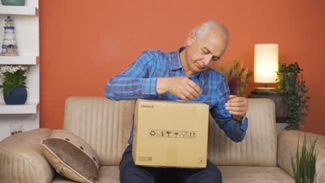 el anciano que abrió el paquete de carga.
