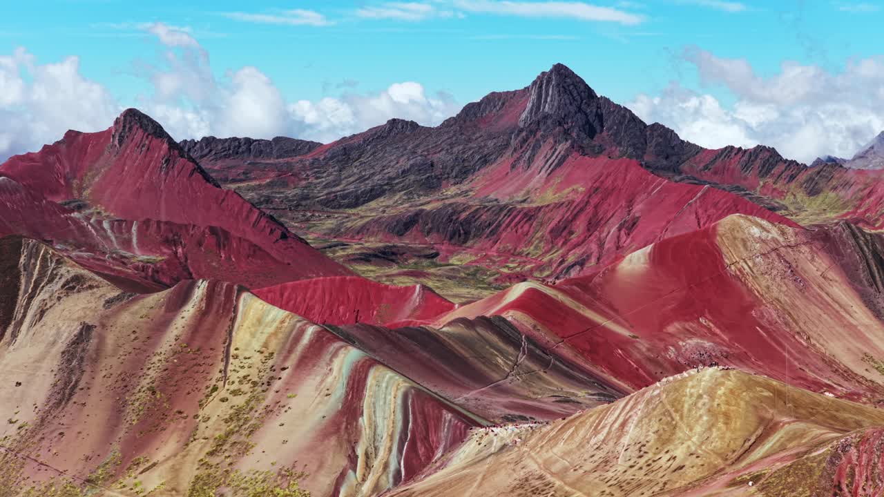 Montanha Arco-Íris Vinicunca, Peru, drone aéreo, céu azul matinal, Montaña de Siete Colores, Palccoyo, Pallay Punchu, nuvens, Andes Peruanos, Vale Vermelho, colinas listradas de sete cores, movimento panorâmico para frente de sete cores
