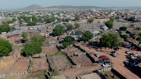 Gombe,-Nigeria-Viehmarkt-–-Luftaufnahme-Der-Umlaufbahn