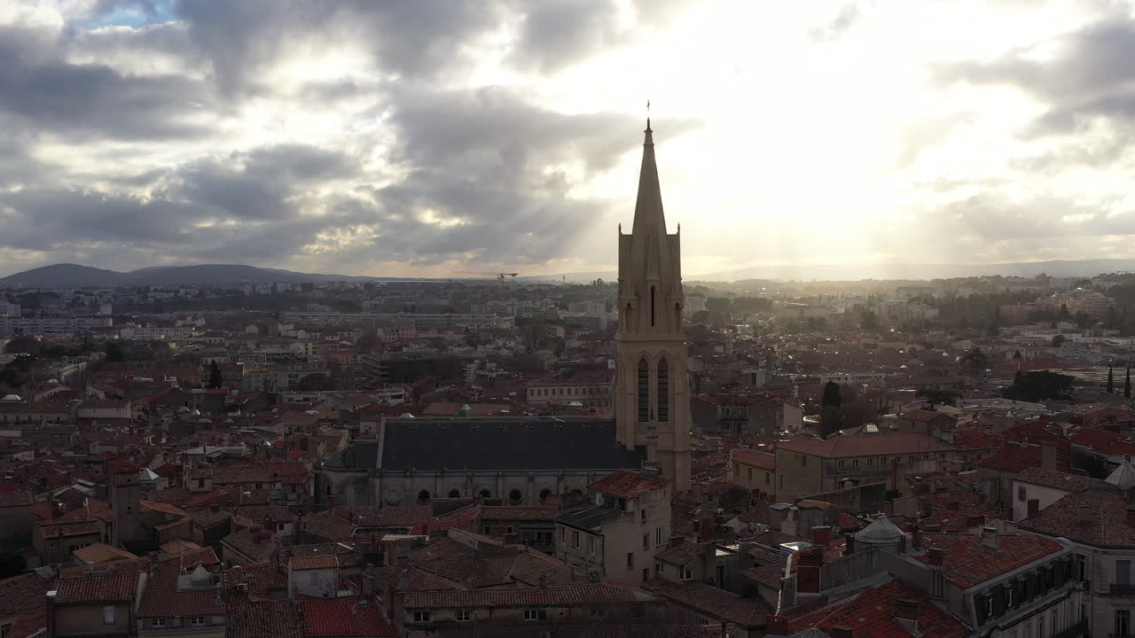 hermoso drone cinematográfico filmado sobre la iglesia de santa ana en montpellier