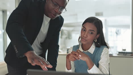 mujer de negocios, hombre y entrenamiento con computadora portátil
