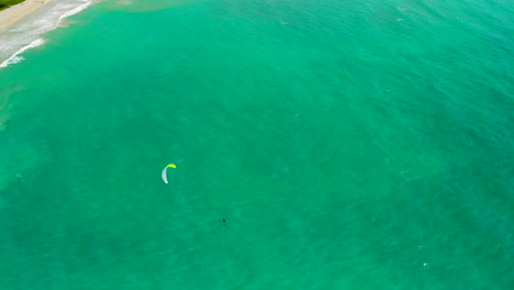 Antenne-Des-Drachenboarders-In-Der-Bucht-Von-Kailua