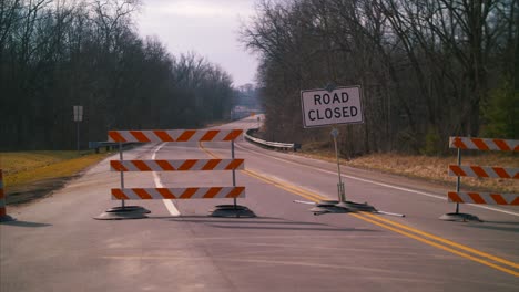 carreteras cerradas covid 19 puesto de control policial prohibición de viajar carretera desastre natural huracán apocalipsis tormentas cambio climático calentamiento global 4k