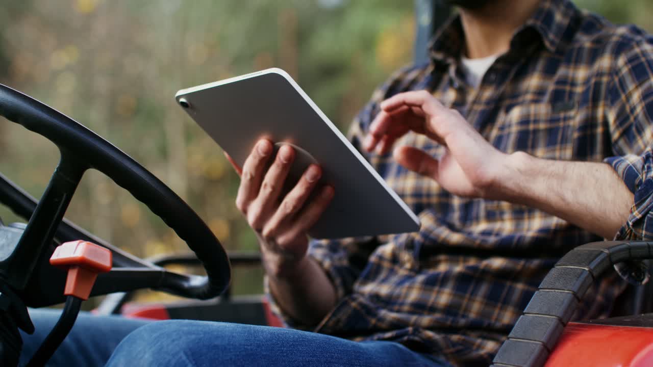 agricultor que utiliza una tableta en un tractor