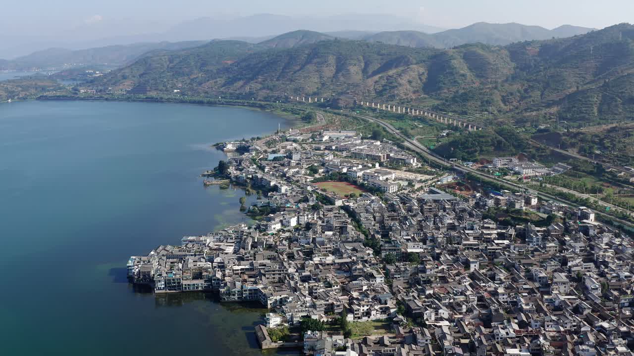 pueblo y lago en shuanglang, yunnan, china.
