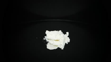 adictivo producto de drogas ilegales de cocaína en el tocadiscos negro