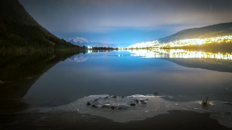 lapso de noche de un lago por un pueblo