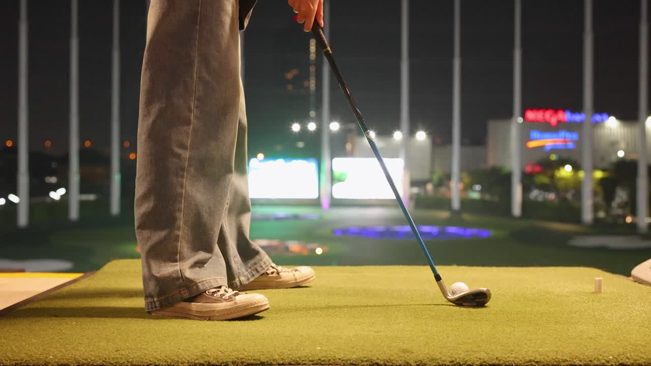 골퍼 가 드라이빙 레인지 에서 스 을 준비 하고 있다