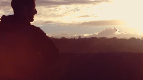 hombre mirando la puesta de sol