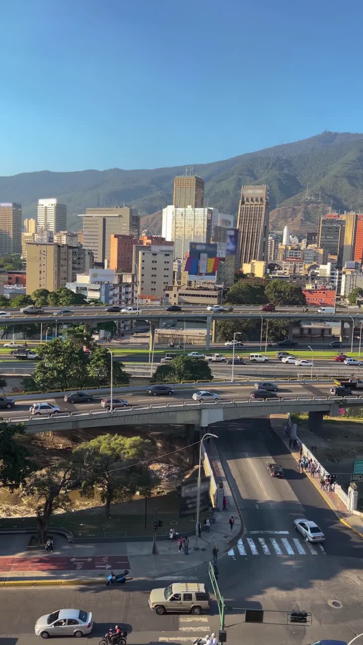 Paesaggio urbano di Caracas con il Monte El Avila e traffico autostradale - Vista Verticale.