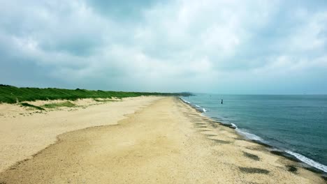 Hermoso-Paisaje-De-Una-Típica-Playa-De-Arena-Británica-Sin-Gente