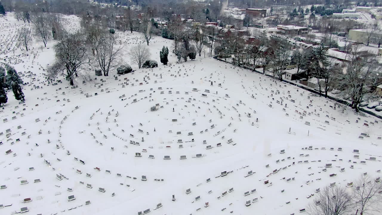 미국 펜실베이니아 주 랭커스터의 묘지 묘지 매장지의 겨울 눈
