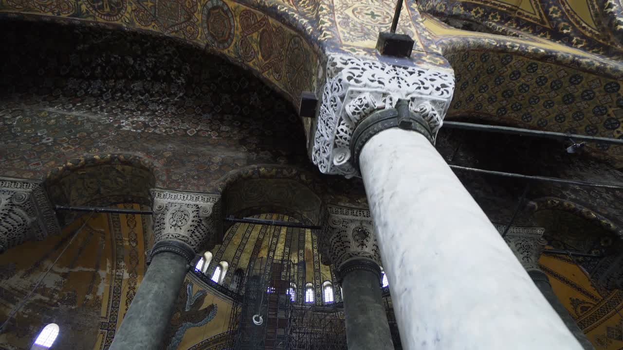vista interior de la hagia sophia. el techo de la haggia sophia