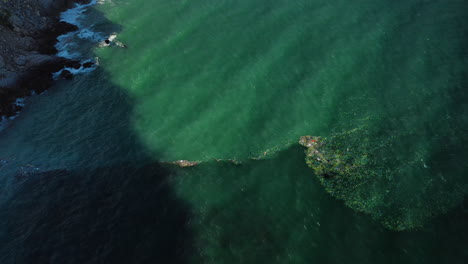 Toma-Aérea-De-Basura-Estática-Entre-Dos-Corrientes-Marinas,-Vietnam