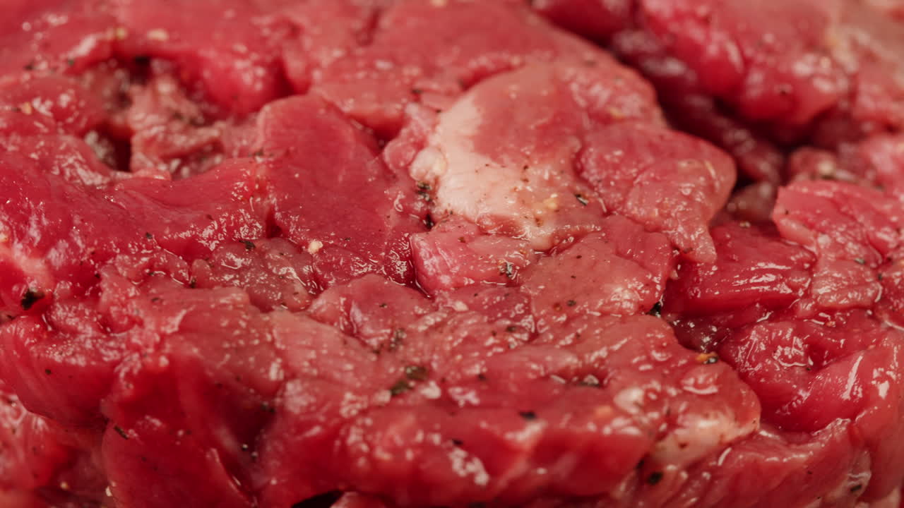 Primo Piano di Manzo Crudo Condito