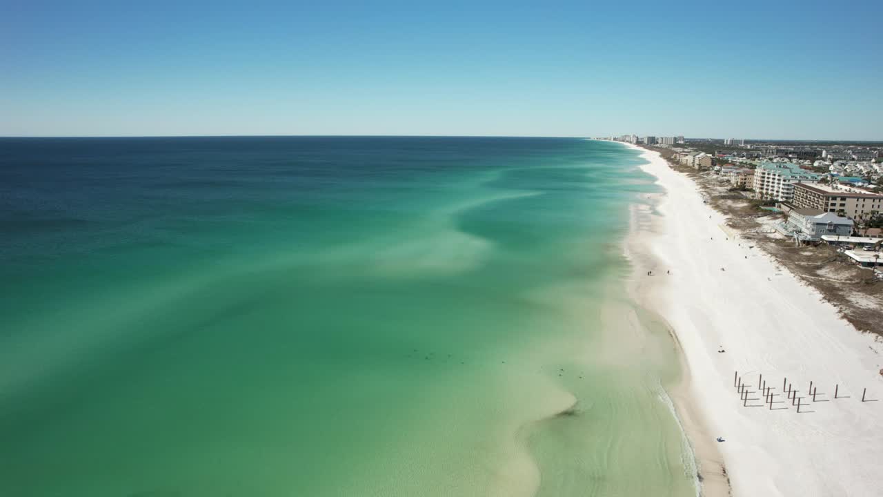 Incredibile scatto aereo delle acque blu cristalline della spiaggia a 30A in Florida, Stati Uniti