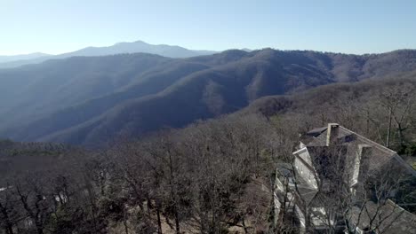 Casa-Aérea-Con-Vista-De-Largo-Alcance-De-La-Montaña-Del-Abuelo-Desde-Roca-Soplante-Nc,-Carolina-Del-Norte