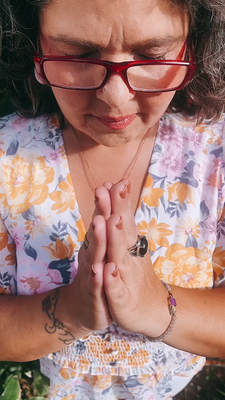 mujer en oración
