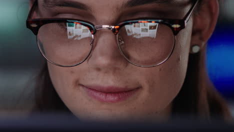 retrato en primer plano hermosa mujer de negocios usando una tableta trabajando hasta tarde mirando fotos en las redes sociales mirando la pantalla disfrutando de la conexión a internet usando gafas