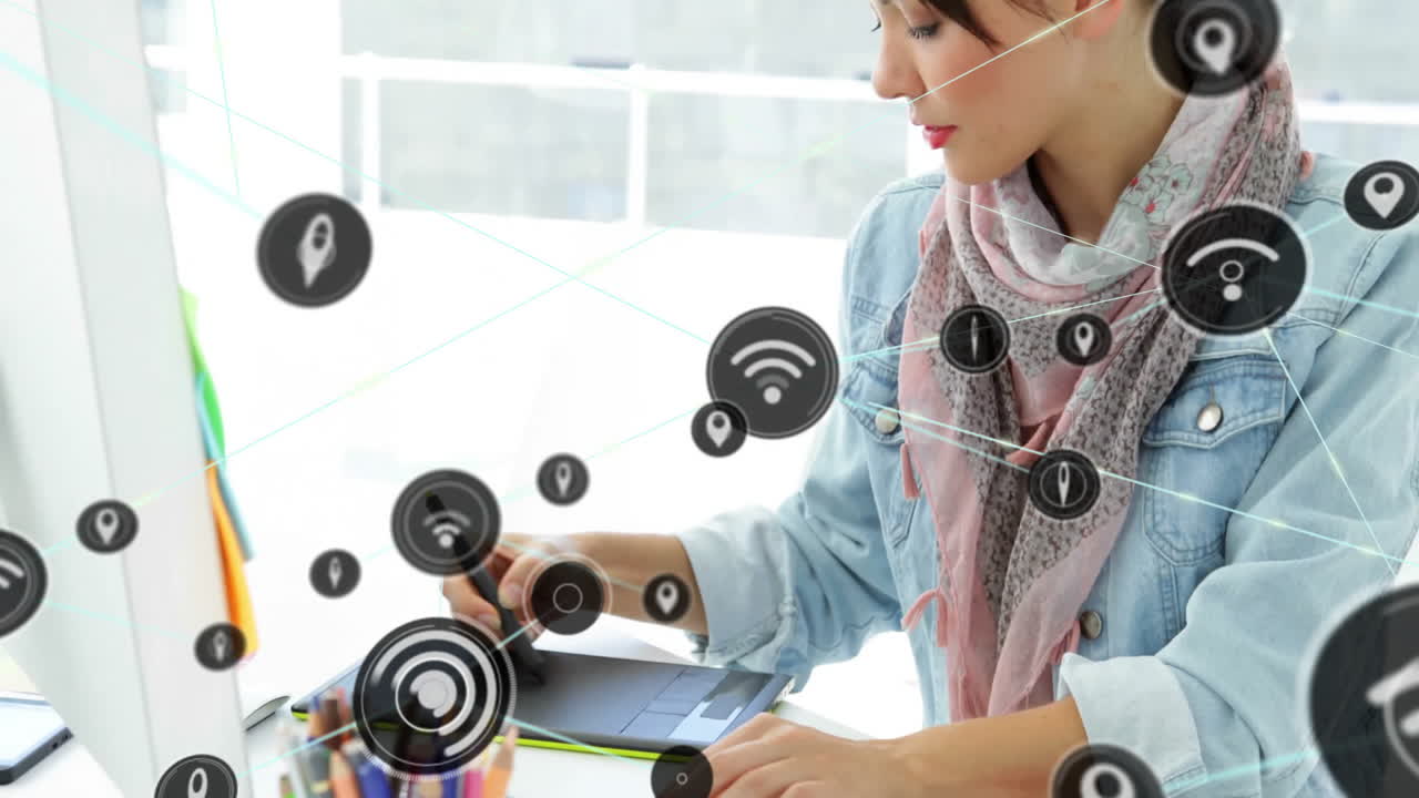태블릿에서 일하는 여성, 위치와 wi-fi 아이콘 애니메이션으로 둘러싸여