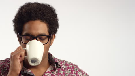 cu joven bebiendo de una taza