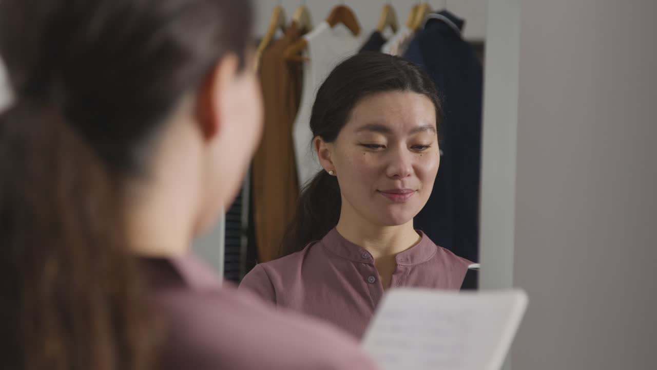 거울 2에 반영된 취업 면접 기술을 연습하는 집에 있는 젊은 여성