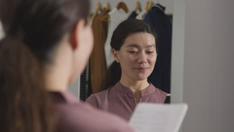 거울 2에 반영된 취업 면접 기술을 연습하는 집에 있는 젊은 여성