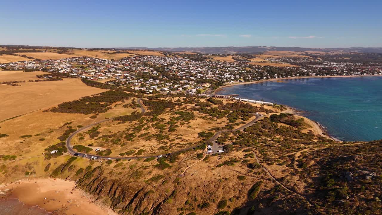 Etablerende luftfoto av en feiende kystlinje og rolig vann langs Encounter Bay i Sør-Australia