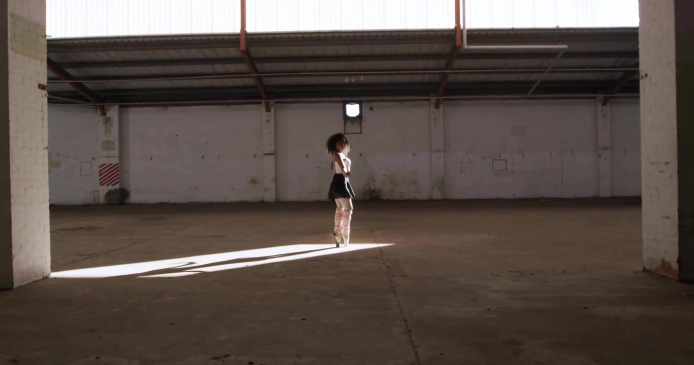 Ballerina che alza il telefono, facendo apparire icone di iscrizione e "mi piace" dei social media mentre balla