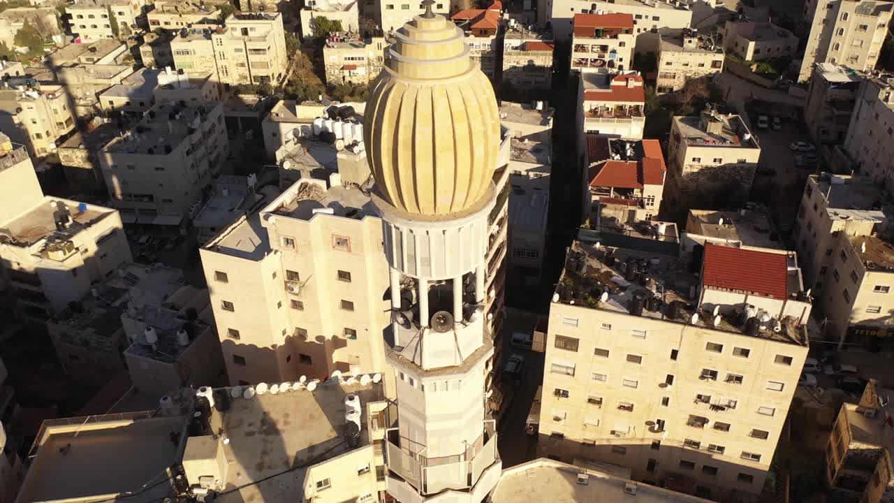 torre de la mezquita en el campamento de refugiados de anata, jerusalén, vista aérea