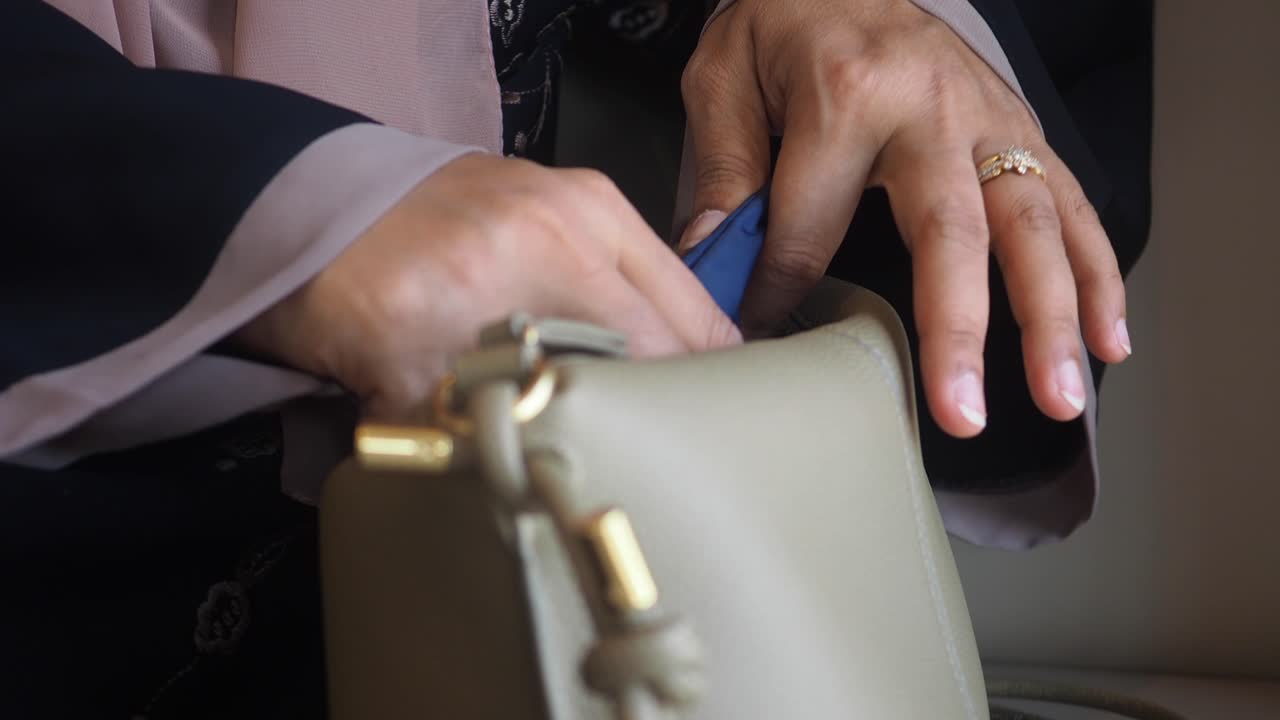Donna che mette oggetti in una borsa