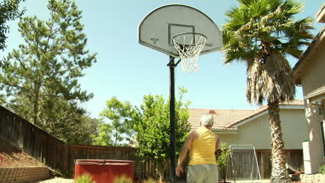 Un-Hombre-Mayor-Regatea-Y-Dispara-Una-Pelota-De-Baloncesto