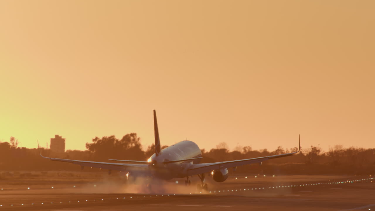 aterrizaje del avión al atardecer