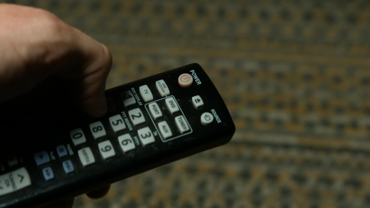 원격 제어에서 다른 채널 번호를 누르는 엄지 손가락