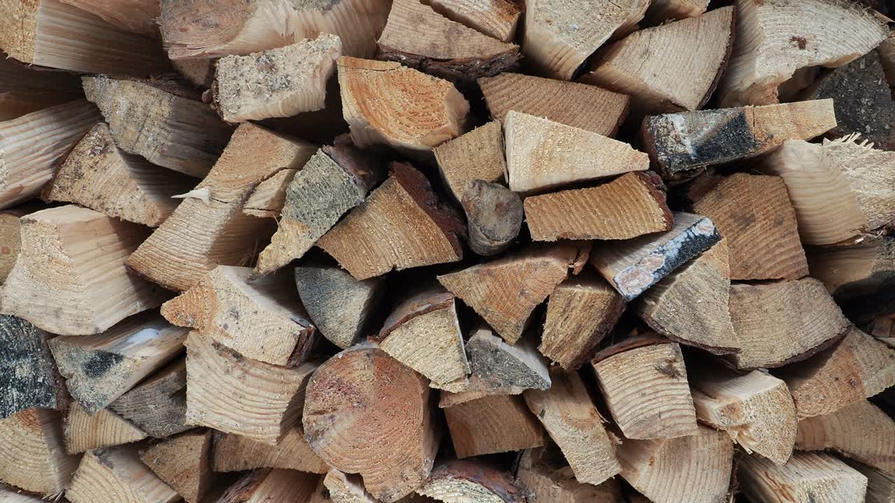 un patrón de madera apilada en una pila de madera se mueve suavemente hacia la derecha.