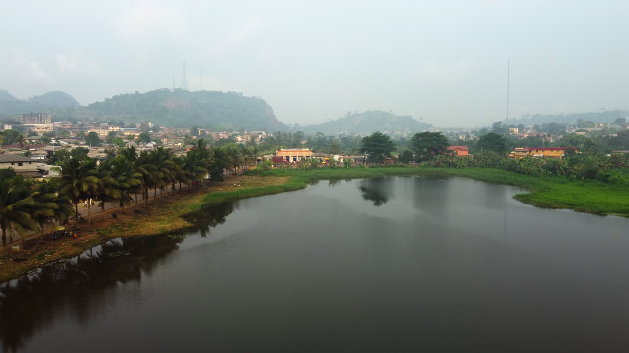 vista aérea sobre el lago lac muncipal, un día brumoso en la ciudad de ebolowa, camerún