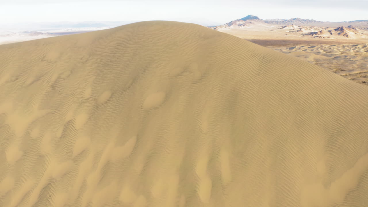 вид с воздуха на дюны келсо в калифорнии во время удивительного восхода солнца