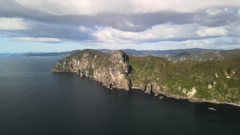 bahía de islas escarpado acantilado volando hacia las montañas de nueva zelanda