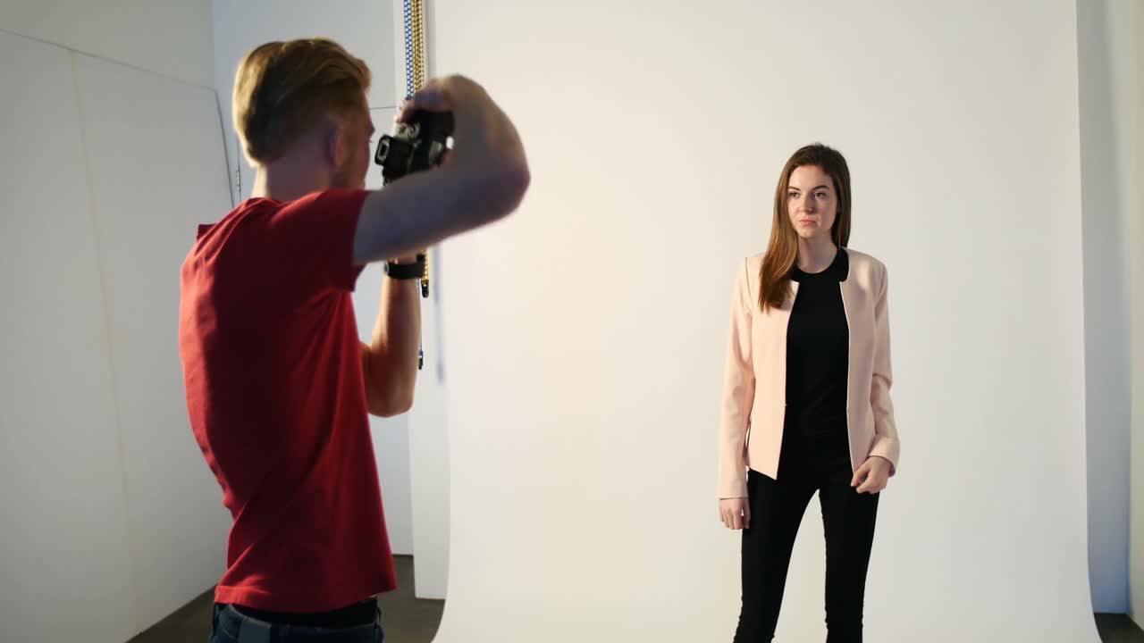 Modello femminile in posa per un servizio fotografico