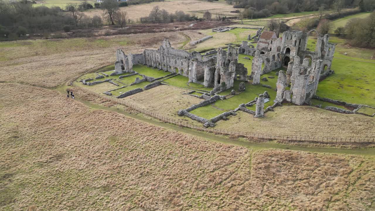 ruinas del priorato de castle acre en el parque sur de norwich, arquitectura histórica rodeada de campos, vista aérea