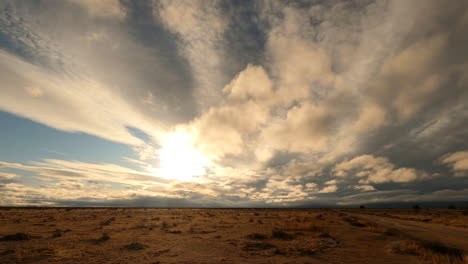 Timelapse-Del-Desierto-De-Mojave-Desde-La-Hora-Dorada-Hasta-El-Atardecer-Con-Nubes