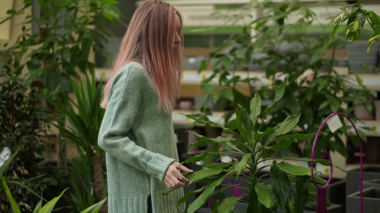 отец запускает воздушного змея во время пробежки с маленькой дочерью по лугу