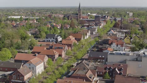 centro histórico de la ciudad en el norte de alemania papenburg drone shot