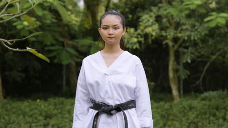 mujer comenzando la clase de taekwondo