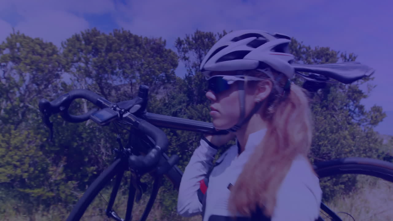 animación del procesamiento de datos sobre la mujer caucásica en bicicleta