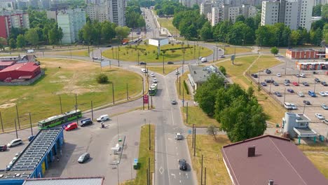 Tráfico-De-La-Ciudad-Y-Rotonda-Con-Antiguos-Edificios-De-Apartamentos-En-El-Fondo,-Vista-Aérea